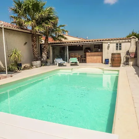 Дом отдыха Chic Pool Retreat *